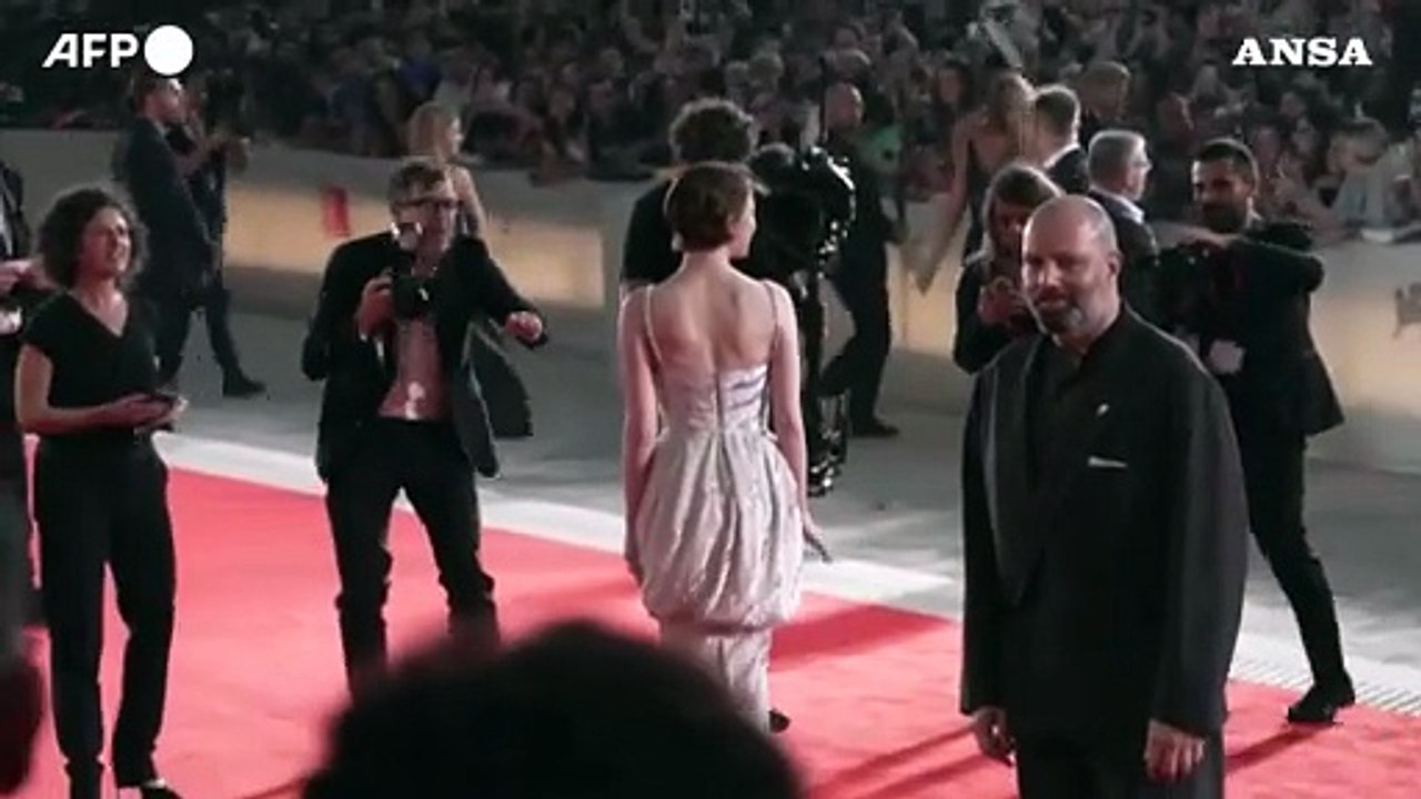 Il cast di "Bugonia" brilla sul red carpet della Mostra del Cinema di Venezia