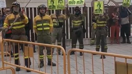 Fuego a las puertas de las Cortes: los bomberos exigen la dimisión de Mañueco y Quiñones