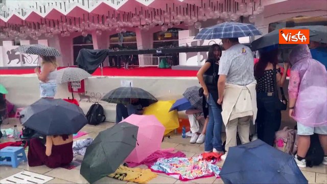 Venezia 82, la pioggia al Lido non ferma la Mostra, i fan in attesa del red carpet con gli ombrelli