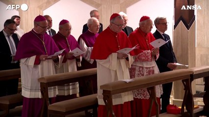 Papa Francesco nella bara: casula rossa e rosario tra le mani
