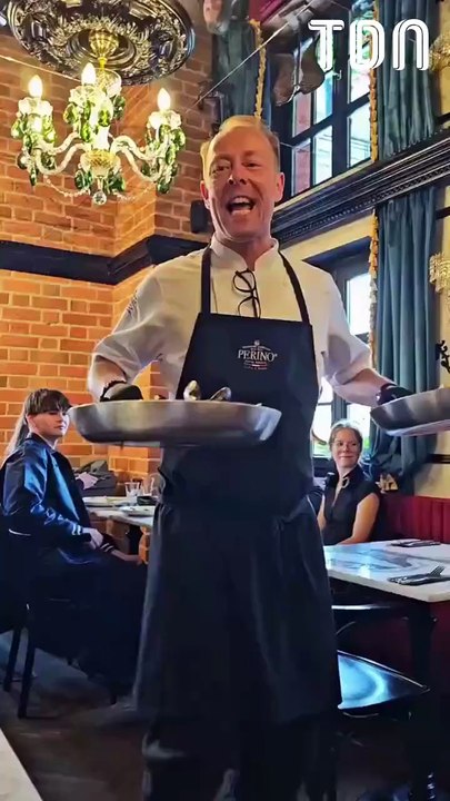 La nouvelle tendance insolite des restos : servir les plats directement jetés sur la table