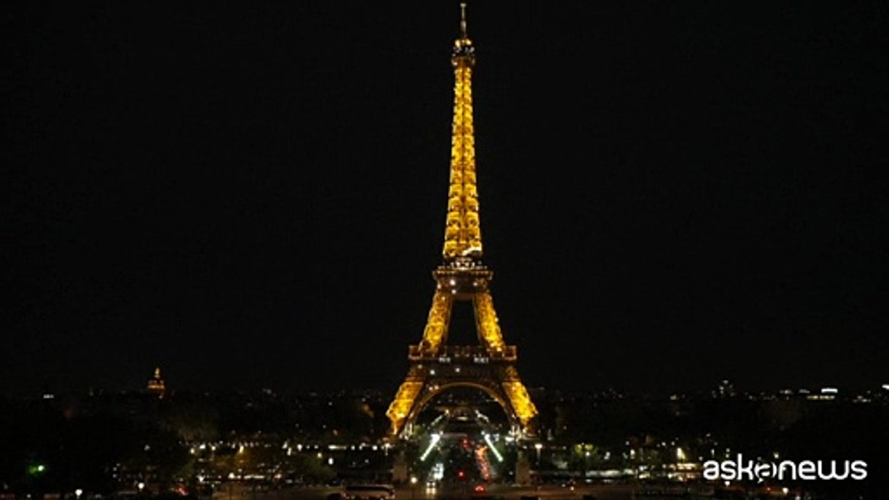 La Tour Eiffel si illumina per la pace in Medio Oriente