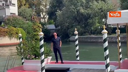 Venezia 82, Stefano Accorsi arriva al Lido per la Mostra del Cinema