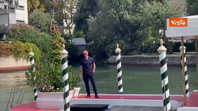 Venezia 82, Stefano Accorsi arriva al Lido per la Mostra del Cinema