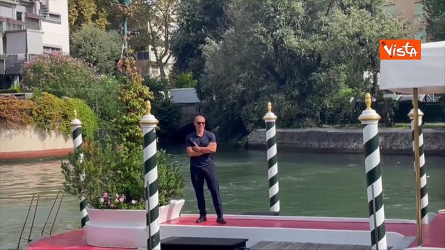 Venezia 82, Stefano Accorsi arriva al Lido per la Mostra del Cinema