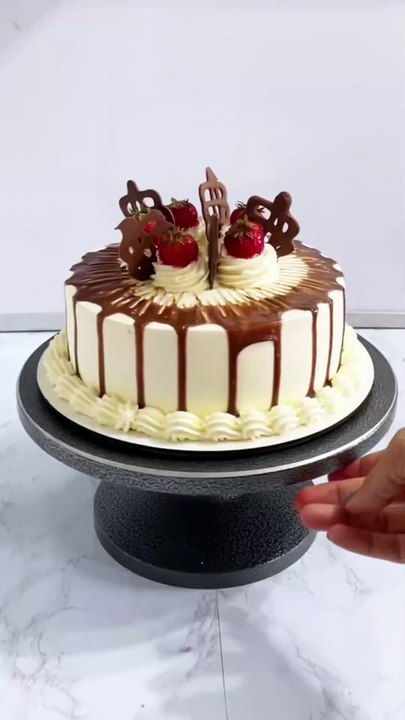 Chocolate Strawberries Birthday Cake Tutorial #cake #cakeart #cakedesign #cakedecorating
