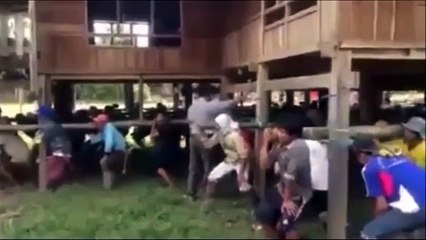 Tous les villageois viennent soulever une maison pour la déplacer... déménagement à la main