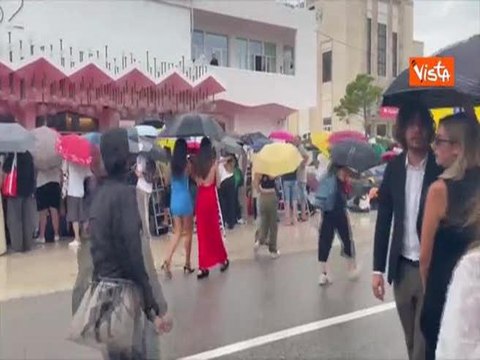 Venezia 82, la pioggia al Lido non ferma la Mostra, i fan in attesa del red carpet con gli ombrelli