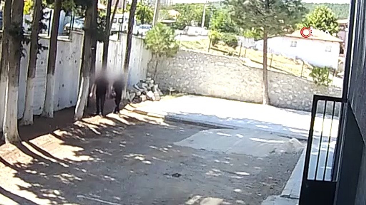 Belediye Başkanı, taş döşemek istemeyen zabıtaları sopayla dövdü