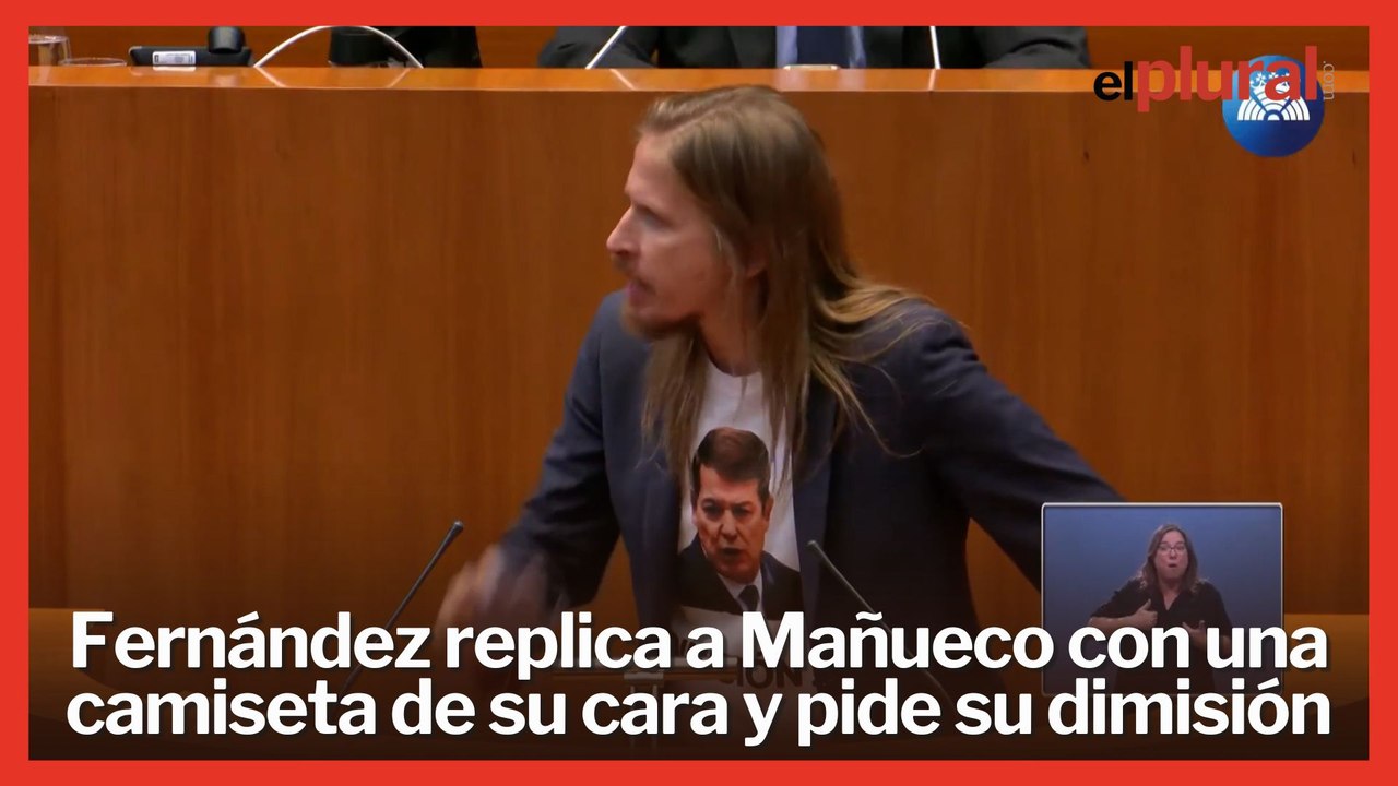 Pablo Fernández (Podemos) replica a Mañueco con una camiseta de su cara y pide su dimisión