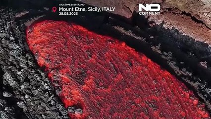 Le mont Etna brille de lave alors que les éruptions illuminent le ciel nocturne