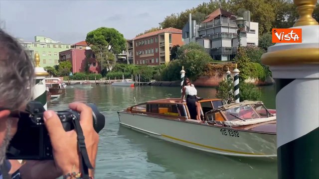 Venezia 82, Caterina Milicchio in posa per i fotografi al Lido per la Mostra del Cinema
