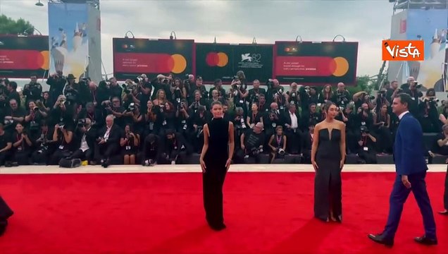 Venezia 82, Natalia Paragoni sfila sul red carpet di Bugonia con un abito total black in velluto