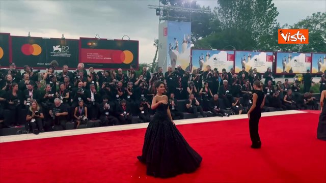 Venezia 82, Nojoud Alrumaihi sfila sul red carpet con un abito da fiaba tempestato di strass