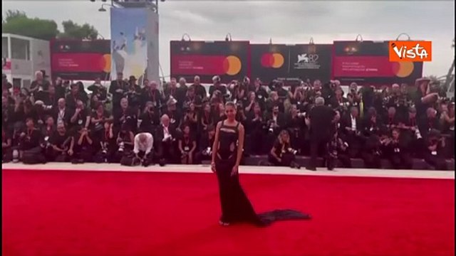 Venezia 82, Hiba Abouk sfila sul red carpet con un abito cut-out e corpetto ricamato