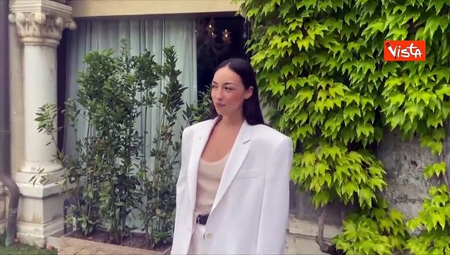 Venezia 82, Valentina Cabassi in posa per i fotografi al Lido per la Mostra del Cinema