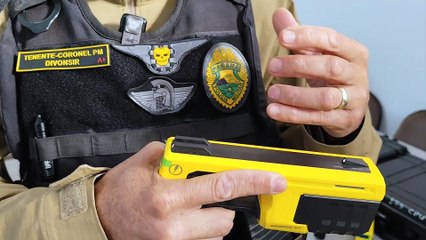 Comandante do 6º BPM demostra como novos Tasers funcionam: "Indivíduo perde o controle da musculatura"