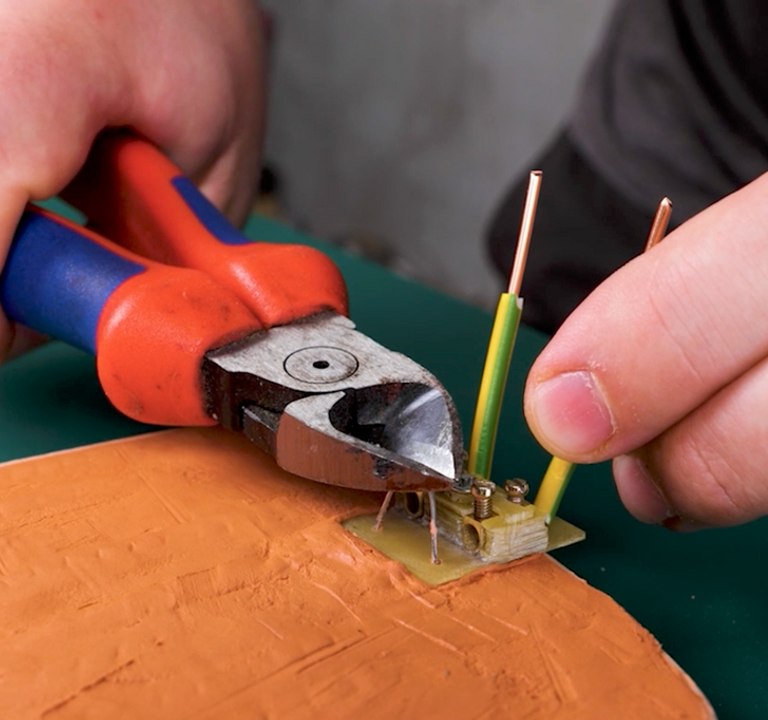 Il a transformé des pierres en VRAI fer en utilisant uniquement des outils primitifs 😲