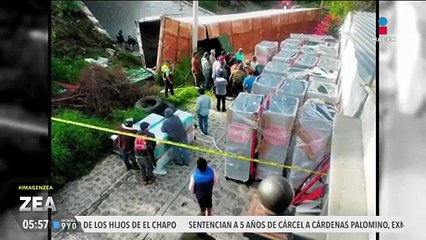 Se registra rapiña de refrigeradores tras accidente de tráiler en México-Querétaro