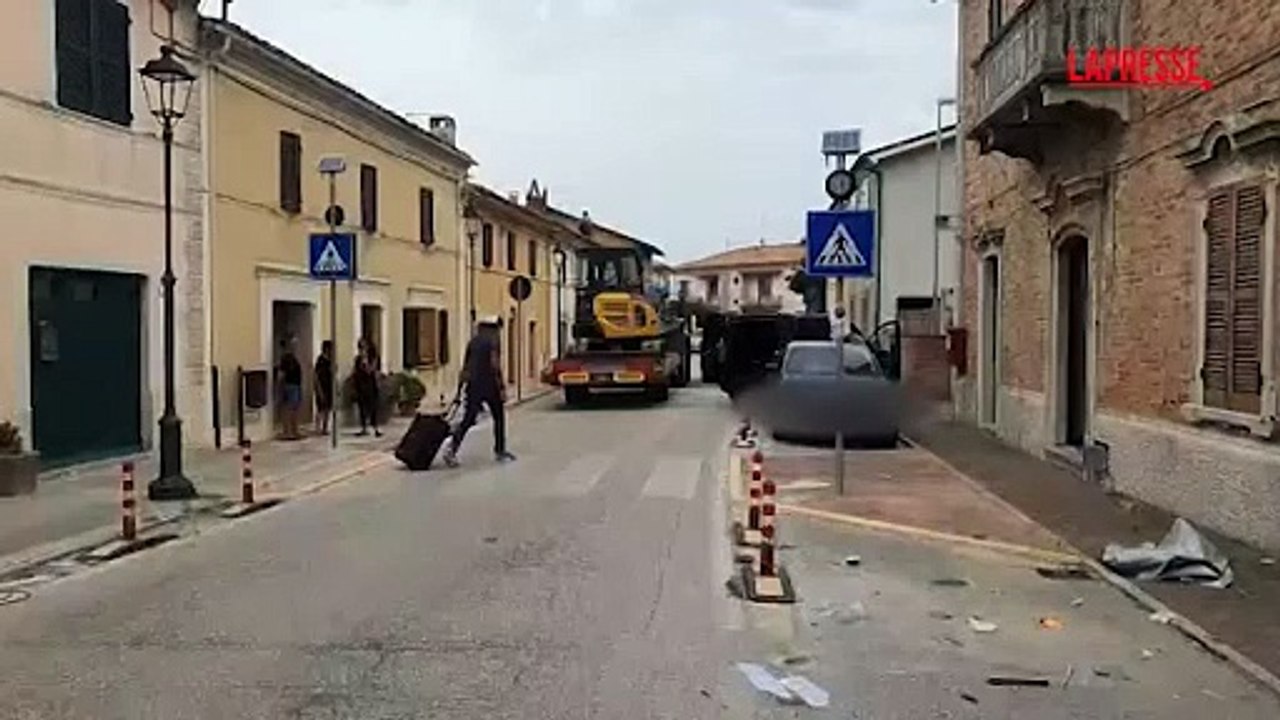 Pesaro, nella notte fatto esplodere sportello bancomat: rapinatori in fuga