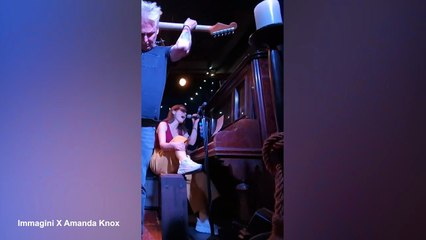 Amanda Knox canta "I Will Survive" con la band dei "condannati ingiustamente"