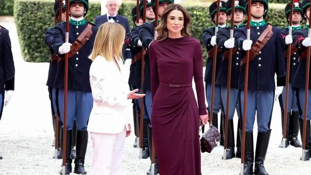 Rania di Giordania, lezione di stile a Roma: il look borgogna è pura classe