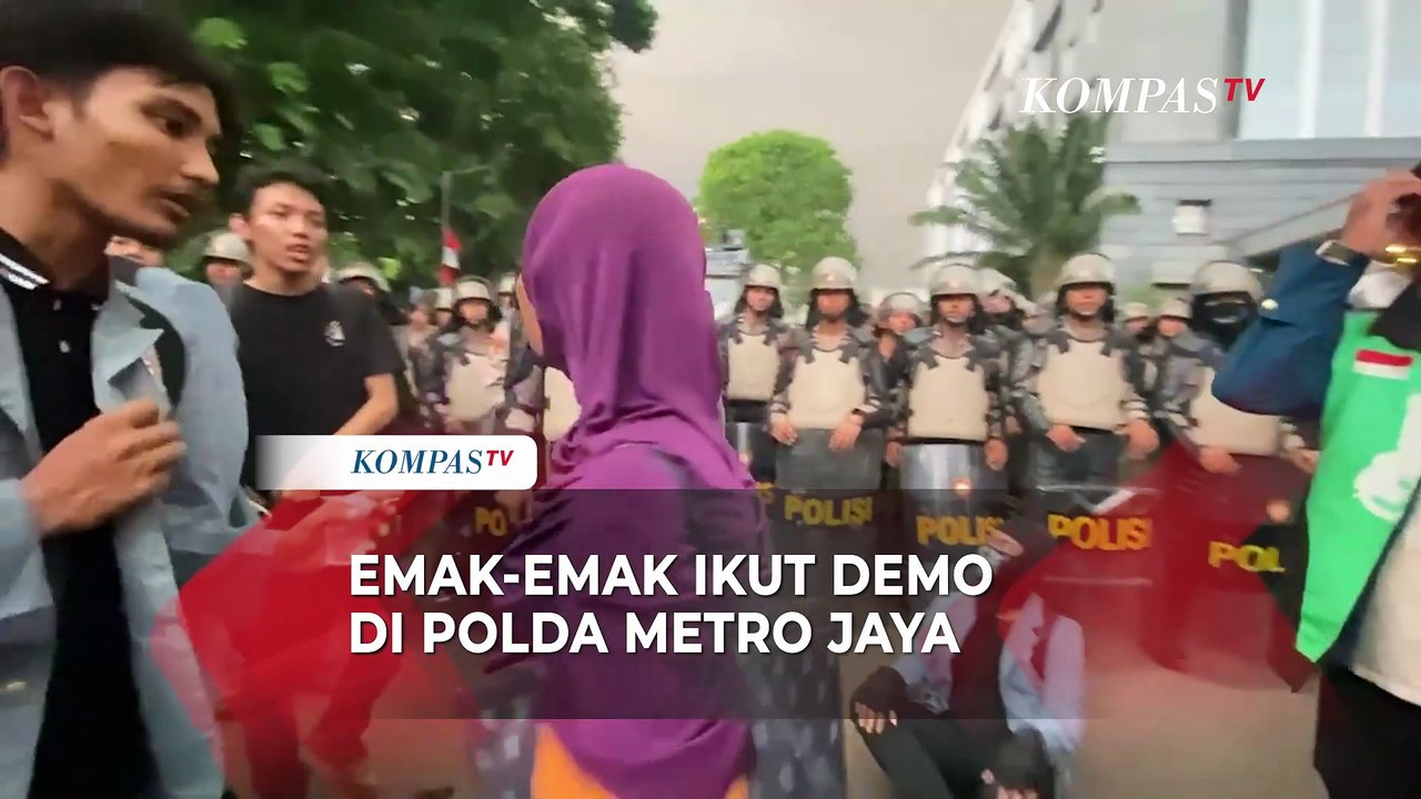 Emak-Emak di Barisan Depan! Omeli Polisi Saat Aksi Demo Mahasiswa di Polda Metro Jaya