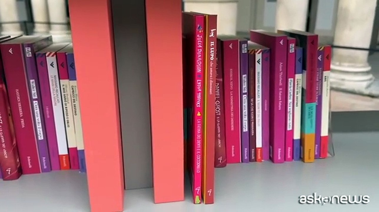 Design Week, una libreria di luce nel cortile di Brera al Fuorisalone