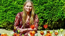 Amalia d'Olanda tra i tulipani: con l'abito boho chic sembra sua madre Maxima