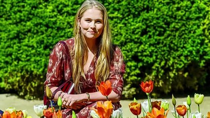 Amalia d'Olanda tra i tulipani: con l'abito boho chic sembra sua madre Maxima