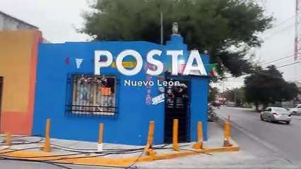 VIDEO | Tráiler derriba postes y causa cierre vial en Guadalupe