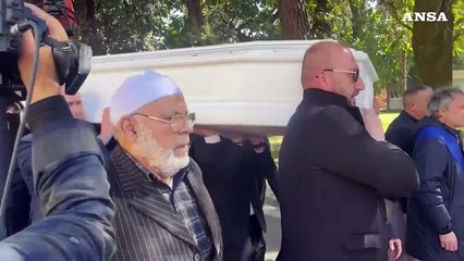 Funerali di Ilaria Sula, il sindaco di Terni Bandecchi porta a spalla il feretro