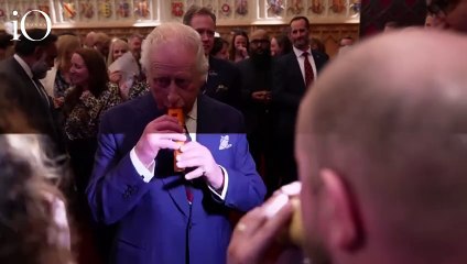Re Carlo III e la sua esibizione... insolita: suona una carota con la London Vegetable Orchestra