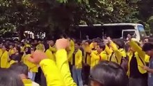 Rombongan mahasiswa berangkat ke DPR