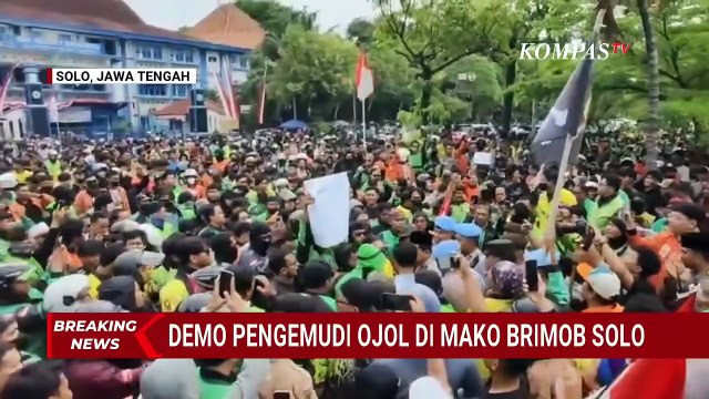 Terkini! Unjuk Rasa Pengemudi Ojol Robohkan Pagar Mako Brimob Solo