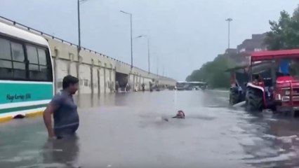 दिल्ली-NCR में जबरदस्त बारिश, सड़कें बनीं स्विमिंग पूल!
