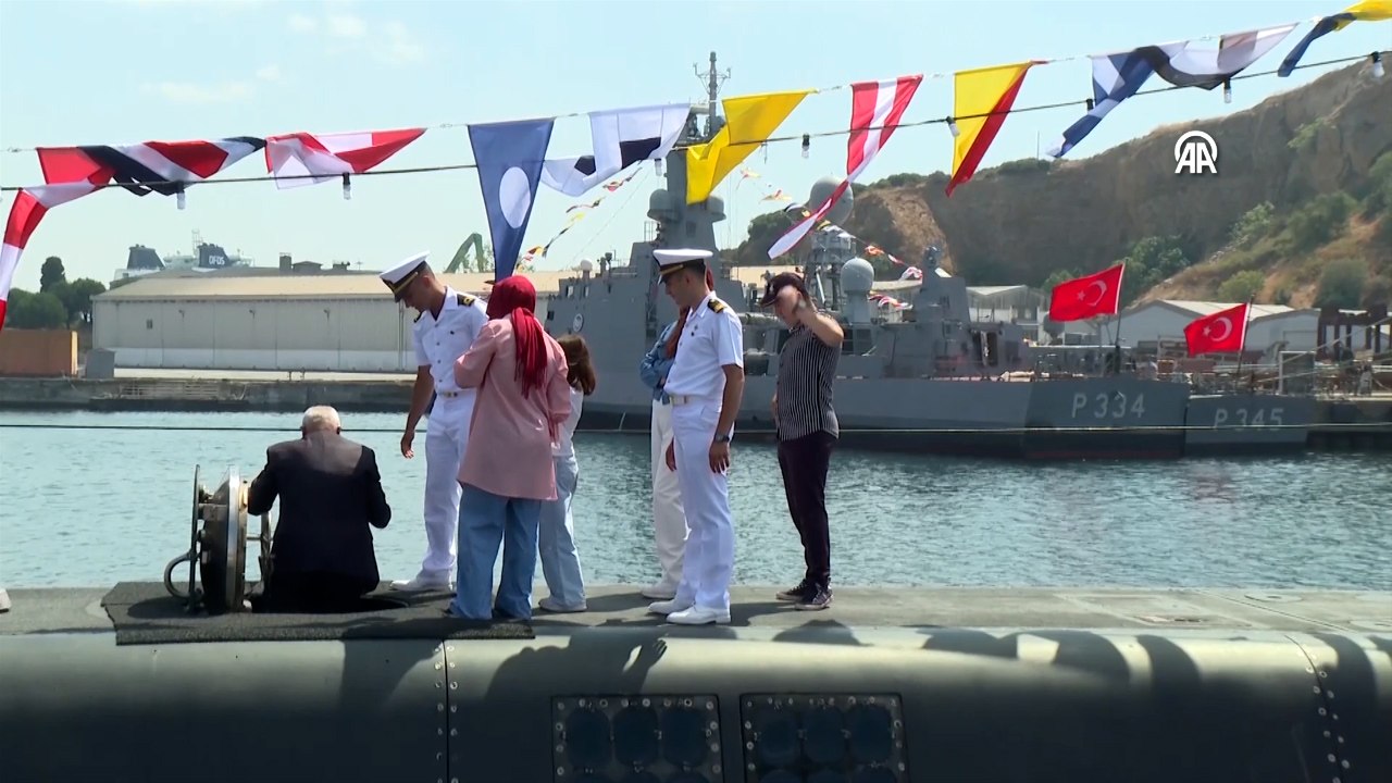 TCG Sakarya ve TCG Hızırreis denizaltılarına ziyaretçilerden yoğun ilgi