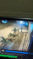 Video graba cuando dos delincuentes en motocicleta tumban a un joven y se llevan una bolsa negra