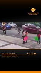 Mujer celebra su divorcio con banda en la salida del juzgado en Toluca