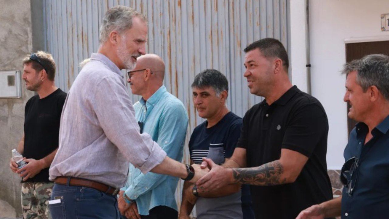 Aplausos y vivas para los reyes en su visita a la zona de los incendios en Cáceres