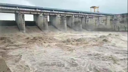 यमुना में उफान, हथिनीकुंड बैराज से छोड़ा गया 90 हजार क्यूसेक पानी, दिल्ली के लिए खतरे की घंटी