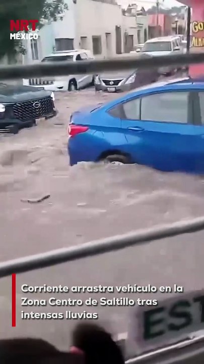 Las intensas lluvias registradas en la Zona Centro de Saltillo provocaron que la corriente de agua arrastrara un vehículo, generando alarma entre los vecinos y automovilistas.