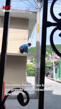 Un hombre en situación de calle sorprendió en redes sociales al realizar un salto de parkour desde el primer piso de una casa. Contra todo pronóstico, cayó de pie y resultó ileso.