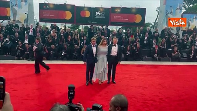 Venezia 82, Giorgio Pasotti con la moglie Claudia Tosoni sfilano sul red carpet