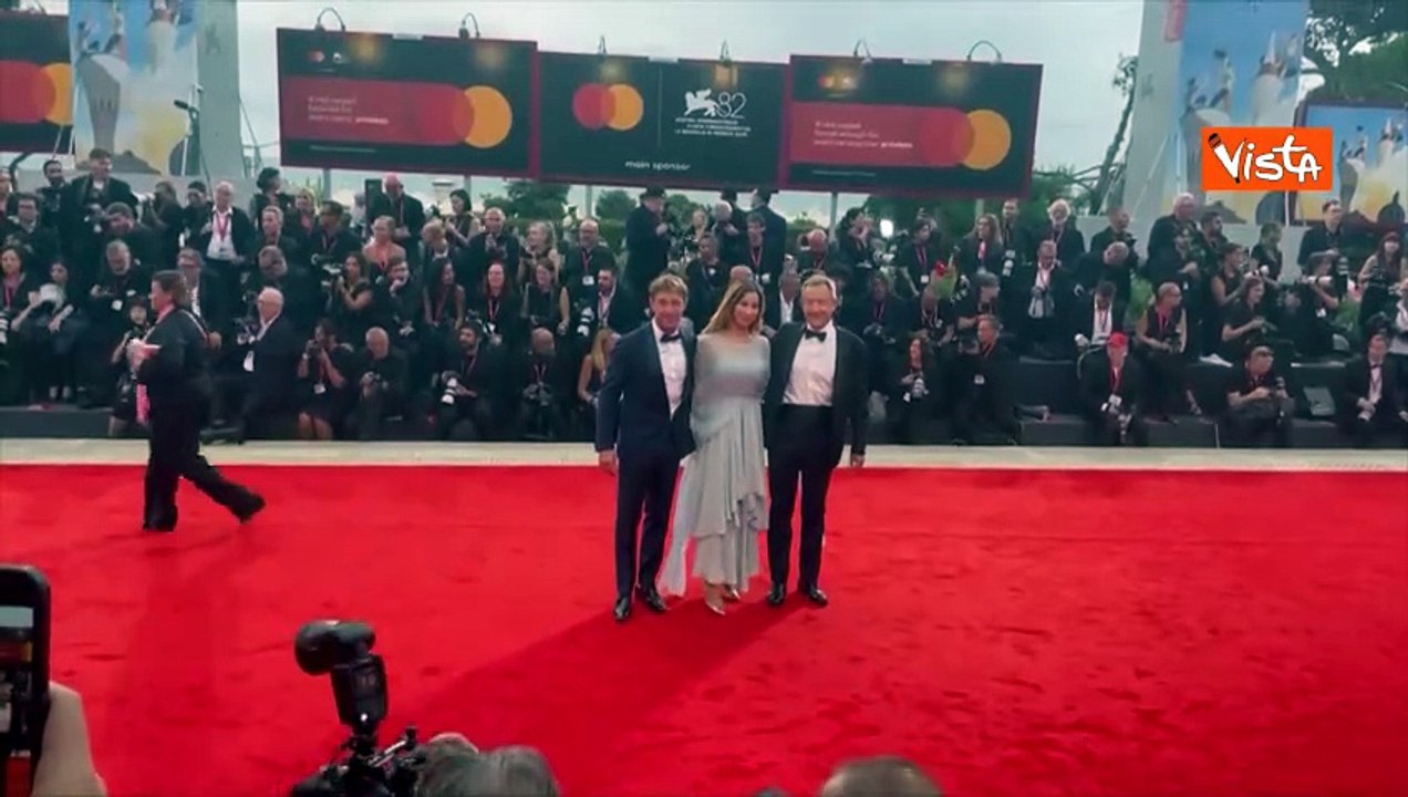 Venezia 82, Giorgio Pasotti con la moglie Claudia Tosoni sfilano sul red carpet