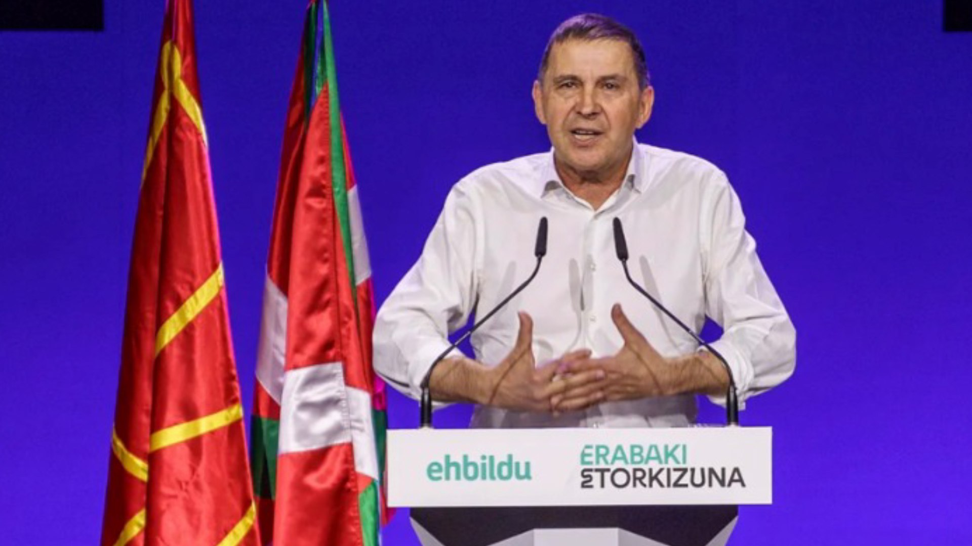 EH Bildu ha arrancado este viernes el curso pol�tico tras las vacaciones. El l�der de la coalici�n abertzale, Arnaldo Otegi, ha ofrecido una rueda de prensa en la que ha dejado claro que desde EH Bildu no temen un adelanto electoral. En cuanto a los Presupuestos, Otegi ha anunciado que acudir�n a las negociaciones con el Gobierno "con toda la voluntad del mundo" porque ante todo los soberanistas vascos no quieren que gobierne la ultraderecha en Espa�a.
