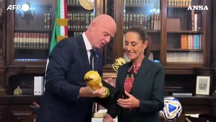 Mondiali 2026, Infantino porta la Coppa alla presidente messicana