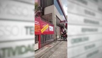 Trabalhador despenca de escada em frente a supermercado