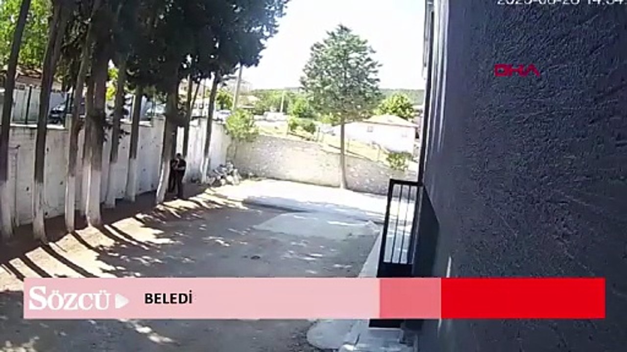 Belediye başkanı, zabıta memurlarını sopayla darbetti; o anlar kamerada
