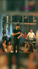 على المسرح.. مكالمة فيديو تجمع #فضل_شاكر مع جمهوره 🎤